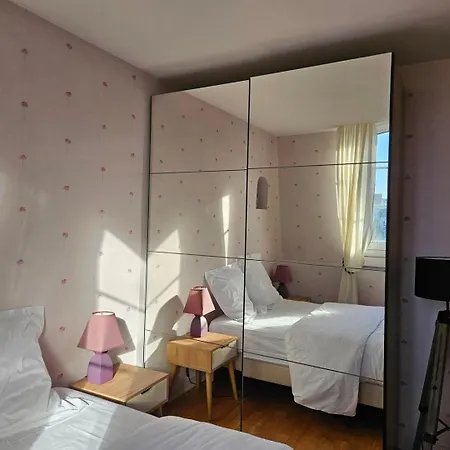 شقة Comfortable Duplex - In The Heart Of For 8